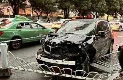 新澳今日图片分析:租开宝马撞百万豪车